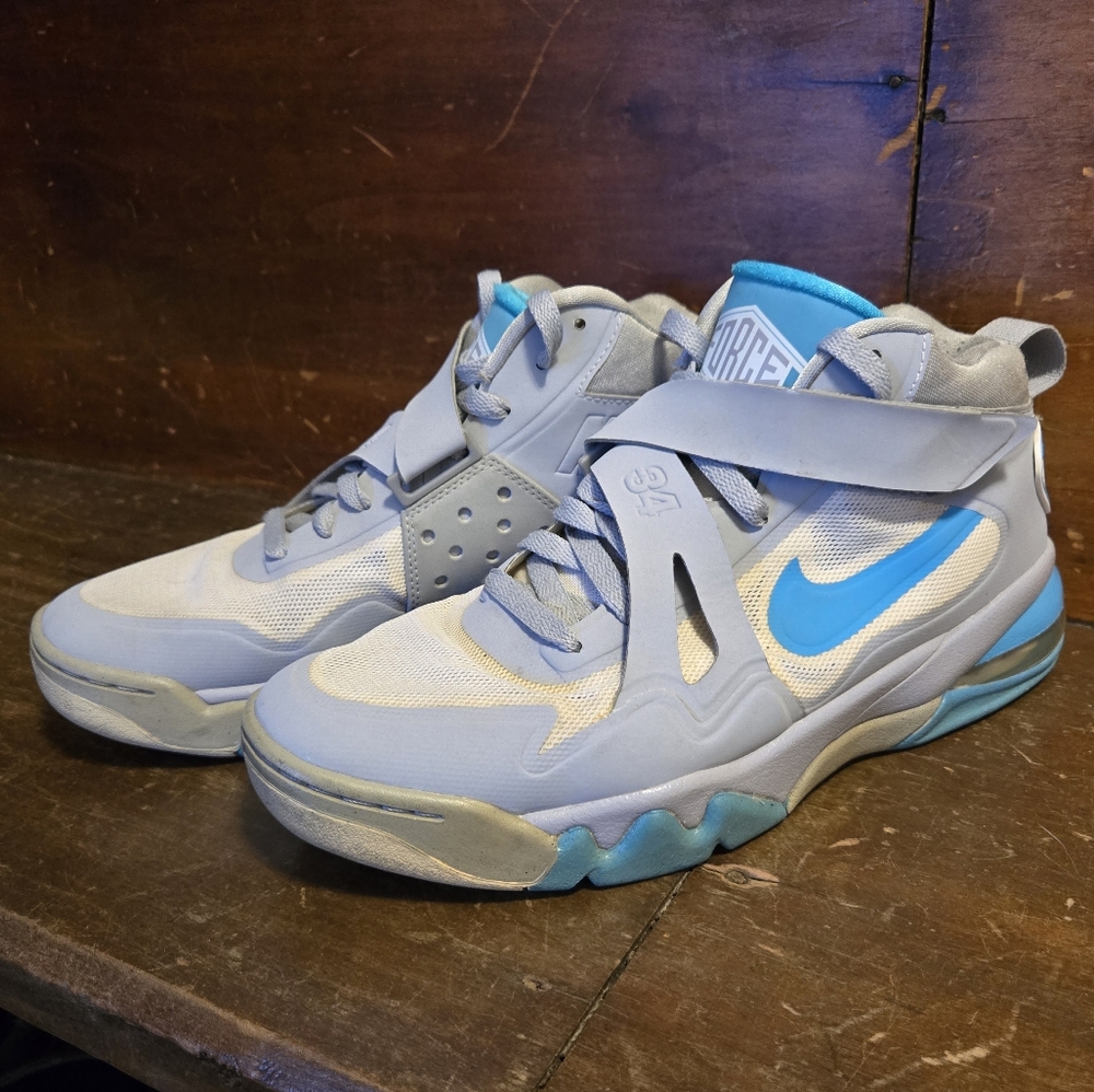 Nike Blue and Gray Athletic Shoes with Modern Design